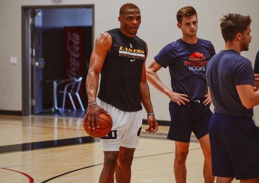 借助初速度 借助初速度